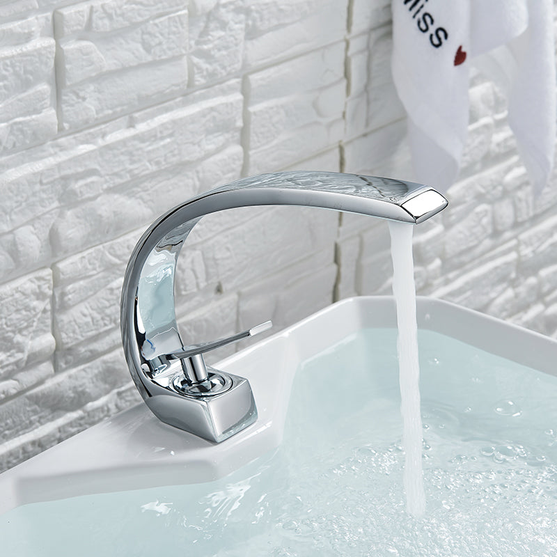 robinet-salle-de-bain-courbe-chrome